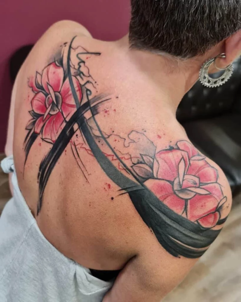 Sindy dando clase de tatuaje en el estudio