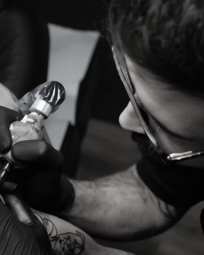 Sindy tatuando en el estudio