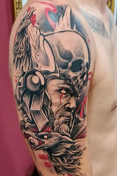 Tatuaje de Thor en el brazo, estilo Trash Polka en negro y rojo